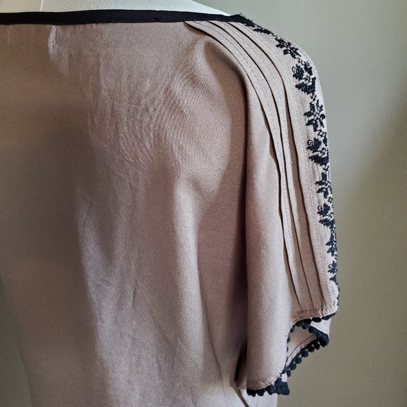 Pleione short sleeve embroidered top Small - Picture 5 of 13